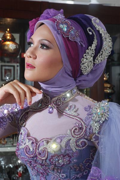 Foto Kreasi Kerudung Ungu untuk Pengantin