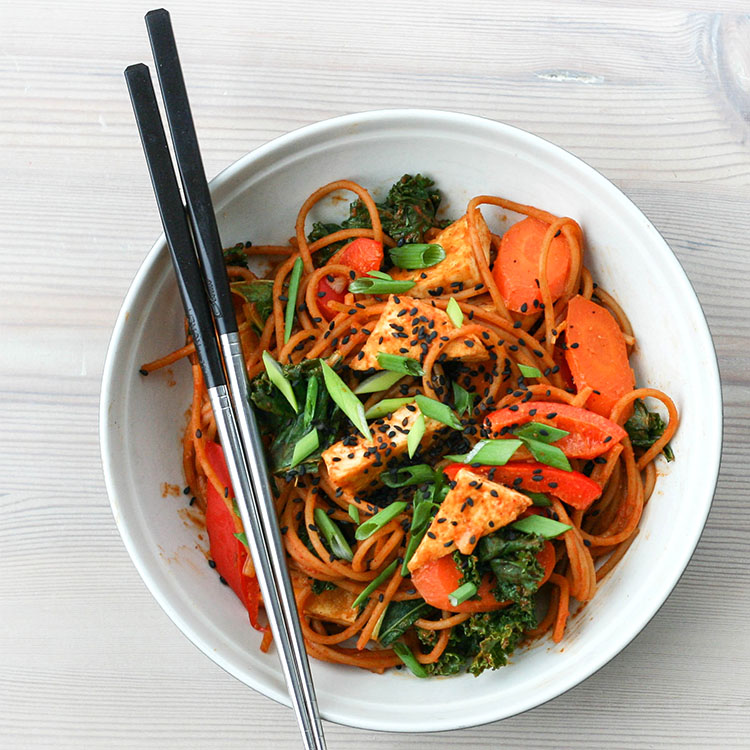 Maikin mokomin Korealaiset maapähkinänuudelit Korean peanut noodles