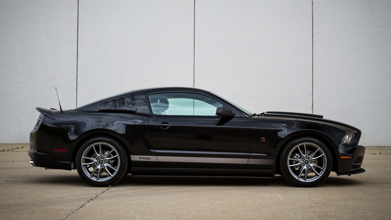 Motor Trend tests the 2013 Ford Mustang V6 Premium