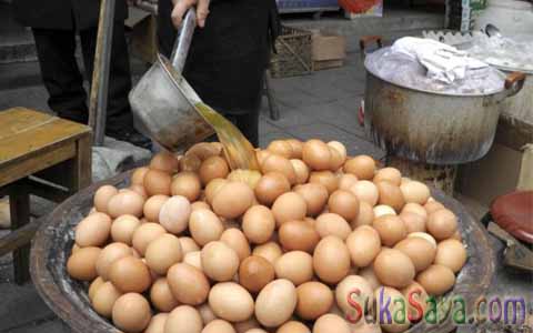 Air Urine mendidih dituangkan ke telur Telur Rebus Di China Di Masak Pakai Urine Anak Laki-Laki, Ada yang Mau Coba?