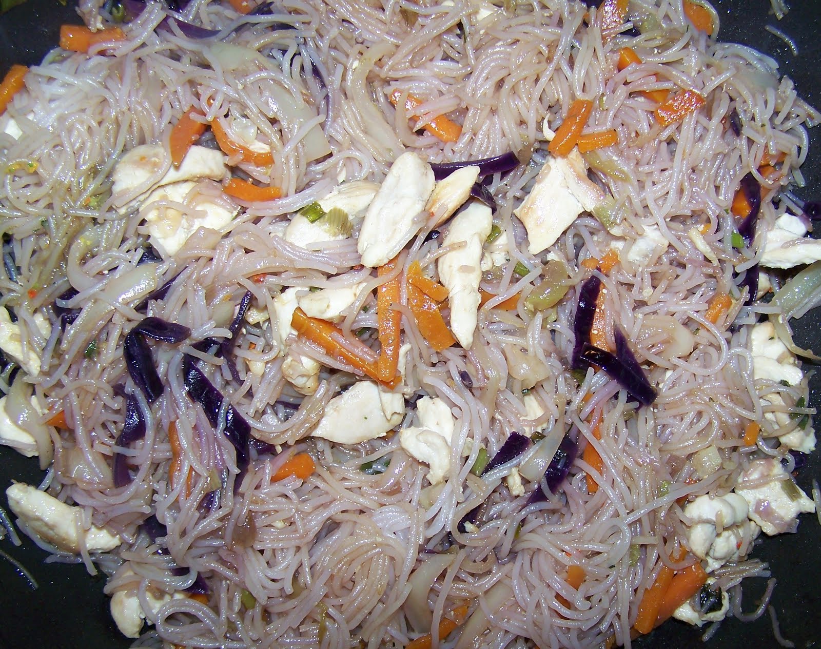 D'ale gurii pentelesul tuturor TAITEI (NOODLES) DE OREZ CU PUI SI LEGUME