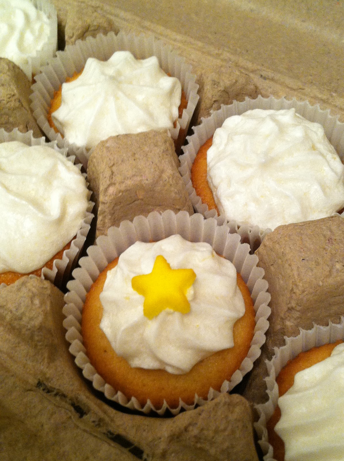 Julie Bakes: Mini cupcakes with lemon