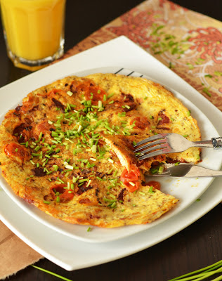 omlet, omlet z kiełbasą i pomidorami, chorizo