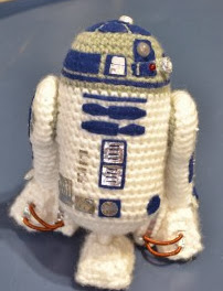 http://www.miahandcrafter.com/atelier/mini-r2d2-pattern/