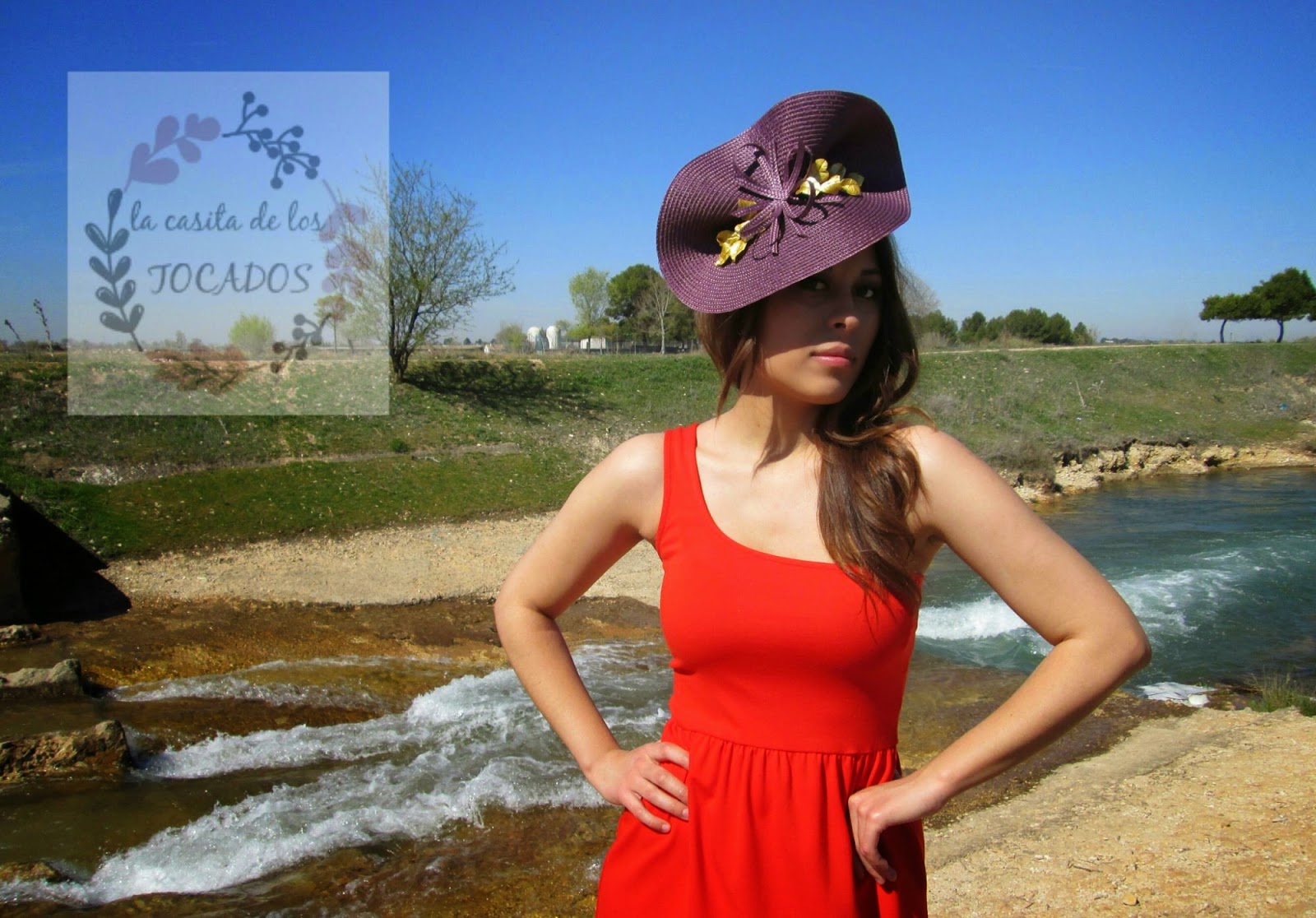 Reportaje de tocados primavera - verano 2015 La casita de los TOCADOS Tocado Ilitía color morado con hojas de porcelana en dorado, combinado con vestido en rojo coral.