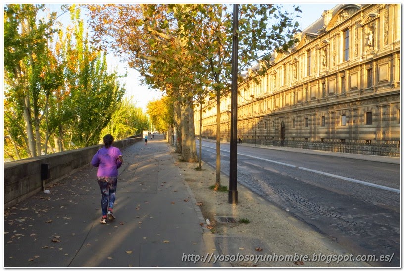 Corriendo al lado del palacio del Louvre Corriendo al lado del palacio del Louvre