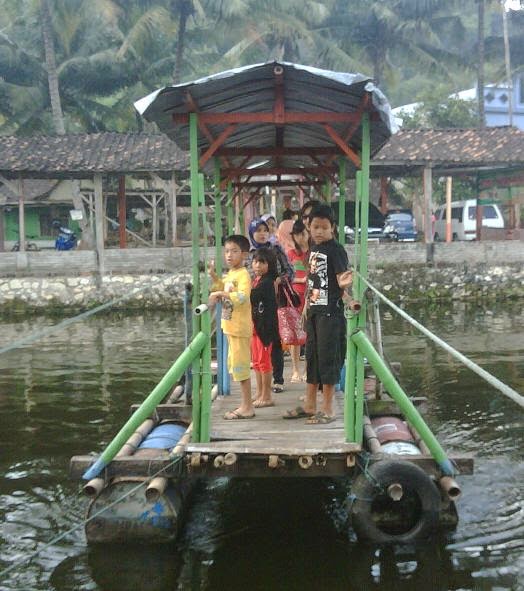 Perahu Khusus Penyeberangan ke Warung Apung Perahu Khusus Penyeberangan ke Warung Apung