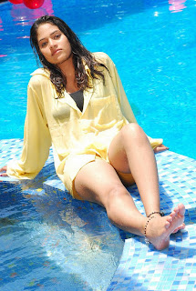 South Indian hot actress Nalamthana wet showing her black bra5