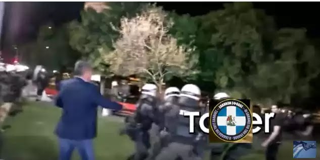 Κάποιος κομμουνιστής δημοσιογράφος Ασλανίδης δίνει εντολή να συλλάβουν Έλληνα και τον βρίζει χυδαία έξω απο την εβραϊκή παράσταση Η ΩΡΑ ΤΟΥ ΔΙΑΒΟΛΟΥ Κάποιος κομμουνιστής δημοσιογράφος Ασλανίδης δίνει εντολή να συλλάβουν Έλληνα και τον βρίζει χυδαία έξω απο την εβραϊκή παράσταση Η ΩΡΑ ΤΟΥ ΔΙΑΒΟΛΟΥ