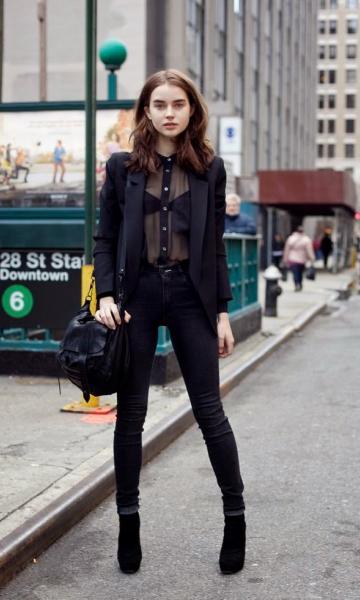 outfits con blusa negra transparente