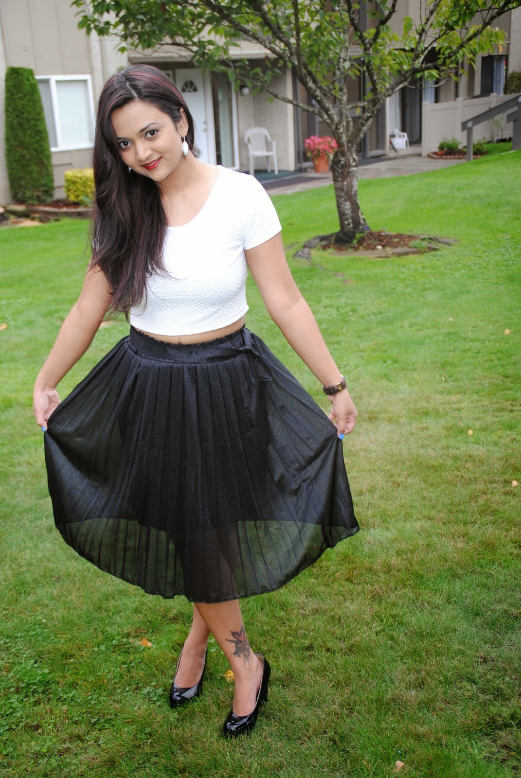 How to style a black skirt in different wyas, Ananya in a skirt, Ananya Kiran, Styling tips for Indian Women, Black skirt with white top, style tips for fall