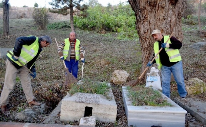 Limpian abandonado cementerio armenio en Turquía