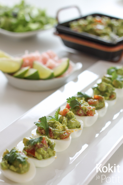 Guacamolella täytetyt kananmunat
