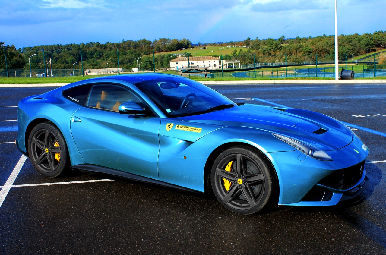 Ferrari f12 Berlinetta синяя