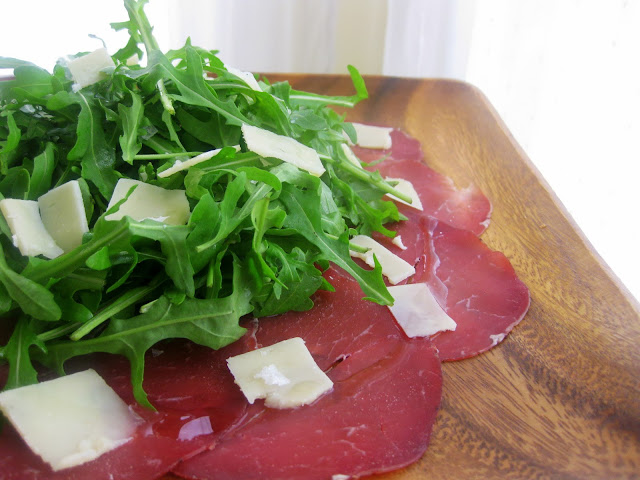 Carpaccio De Bresaola Con Rúcula Y Parmesano
