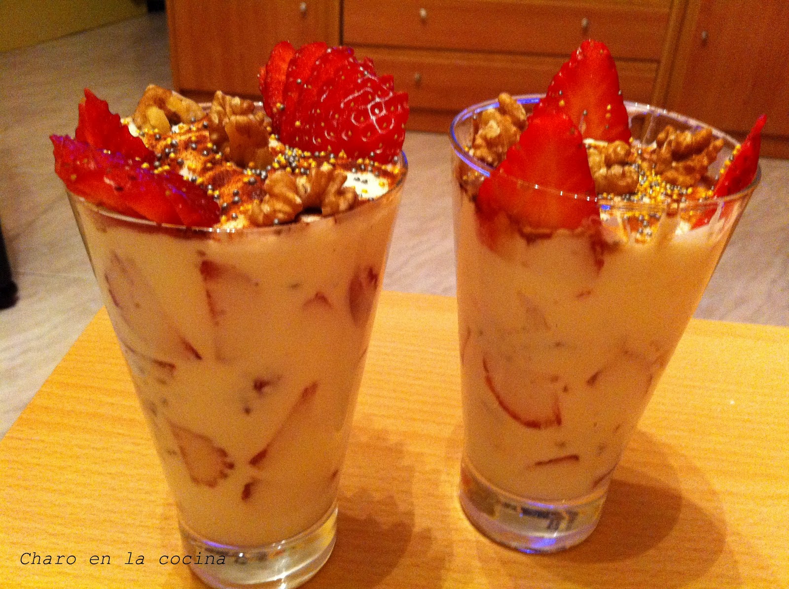 Charo en la cocina Fresas con Yogurt griego y nueces