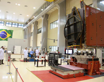 El futuro satélite argentino de comunicaciones fue testado con éxito en Brasil  Modelo+Estrutural+do+Sat%C3%A9lite+Argentino+ARSAT-1