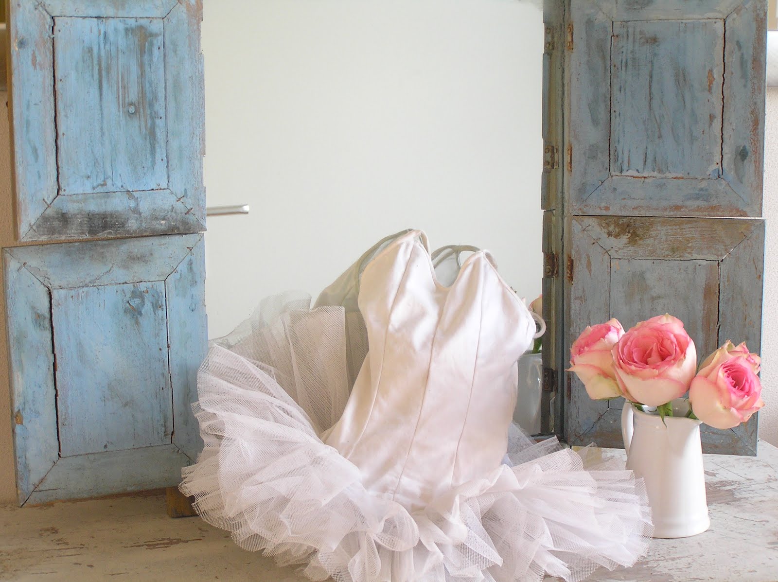 Pastels and whites: brocante blauwe spiegel met luikjes / old blue ...