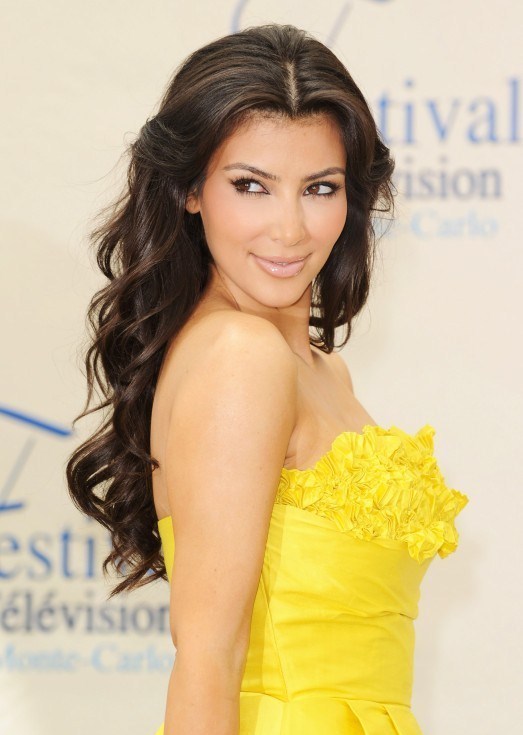 http://4.bp.blogspot.com/-mRN1Cvv93V0/TbeAzD6G5uI/AAAAAAAAD0I/AmIwcLFYsQI/s1600/Kim-Kardashian-In-yellow-Dress-2.jpg