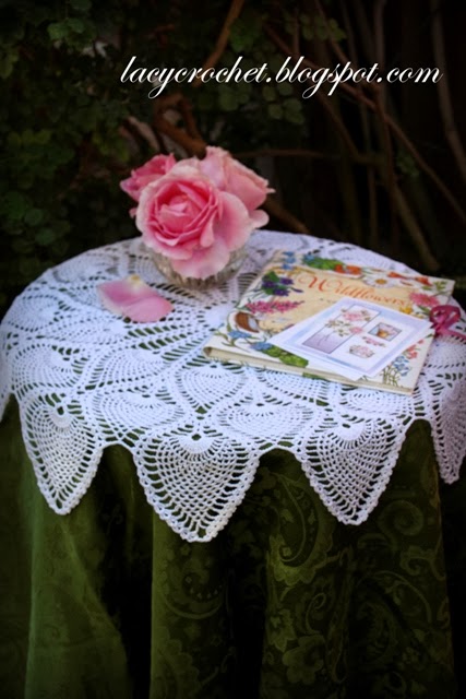 Lacy Crochet: Royal Pineapple Table Topper