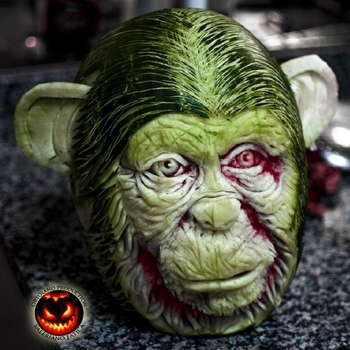 13-Ape-Monkey-Watermelon-Valeriano-Fatica-Ortolano-Production-Food-Art-Sculptures-Carved-Fruit-Vegetables-www-designstack-co