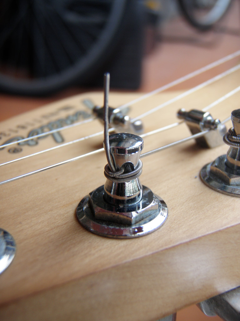 Stringing (or restringing) a guitar DIY Strat (and other guitar