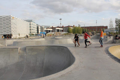 kids teaching each other skate tricks skate park in Vastra Hamnen