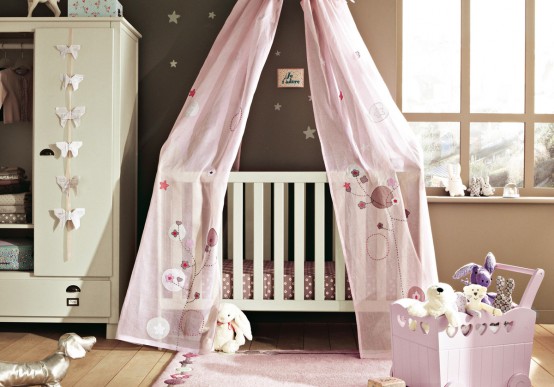 Кімната для немовляти з зірочками та метеликами