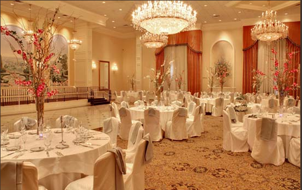 Tristate Area Wedding Halls Il Villagio Carlstadt Nj They Have It Set Up With A Small Raised Stage Type Area Off The Bar For And Or Bridal Party Band