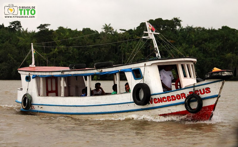 Barco Vencedor de Deus navegando pela baía do Guajará, em Belém - Pará. Por Tito Garcez Barco navegando pela baía do Guajará, em Belém - Pará