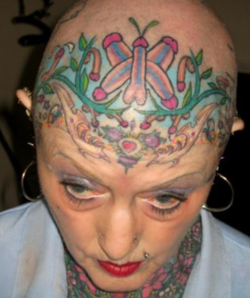 mujer madura se tatua penes en la cabeza