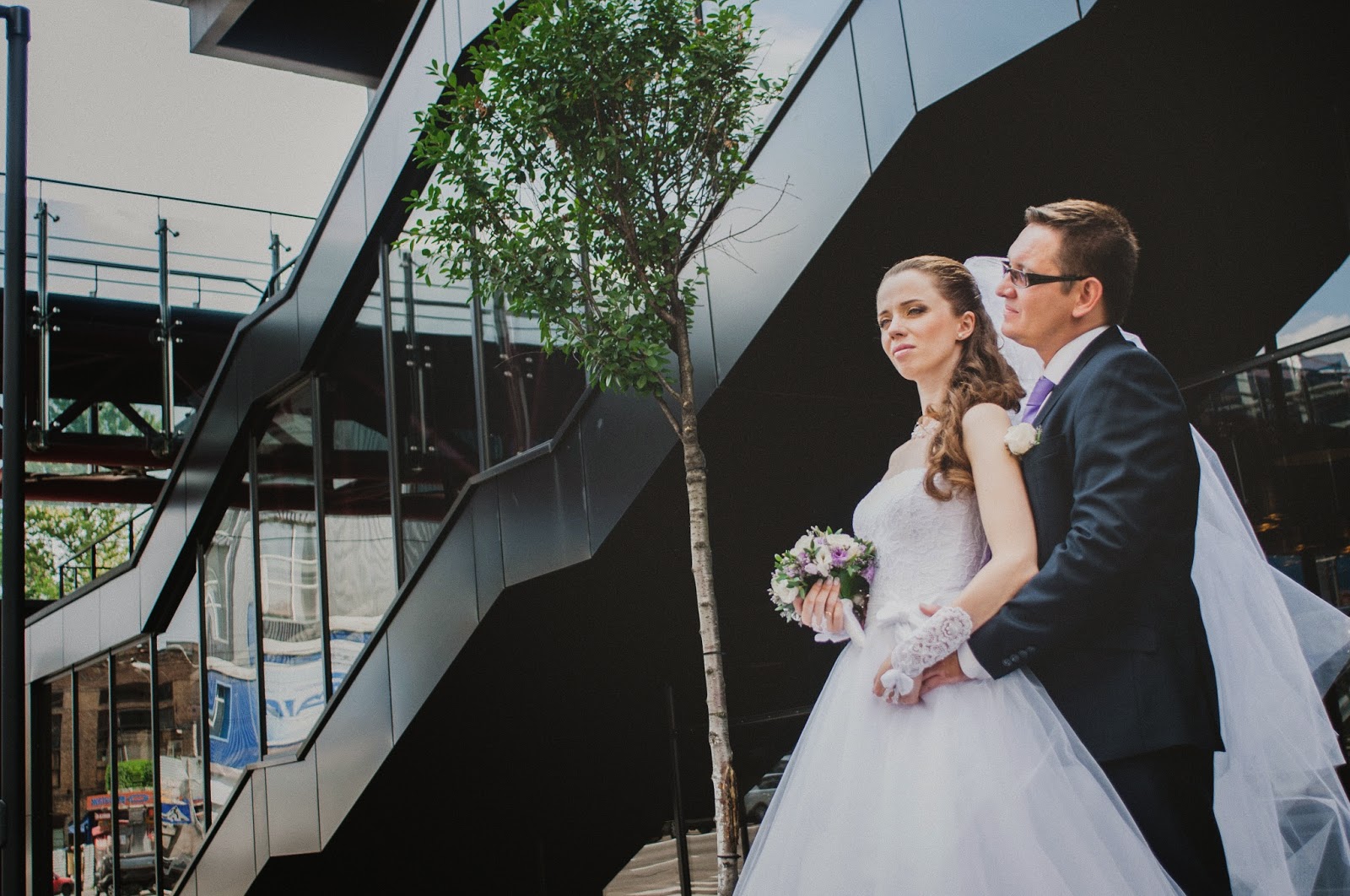 Вика и Денис. Свадебная фотосессия_9 свадебный фотограф, свадебная фотография, архитектурная съемка, фотосъемка в Киеве, урбанистическая свадьба, фотография на фоне зданий в Киеве, красивые свадебные фотографии