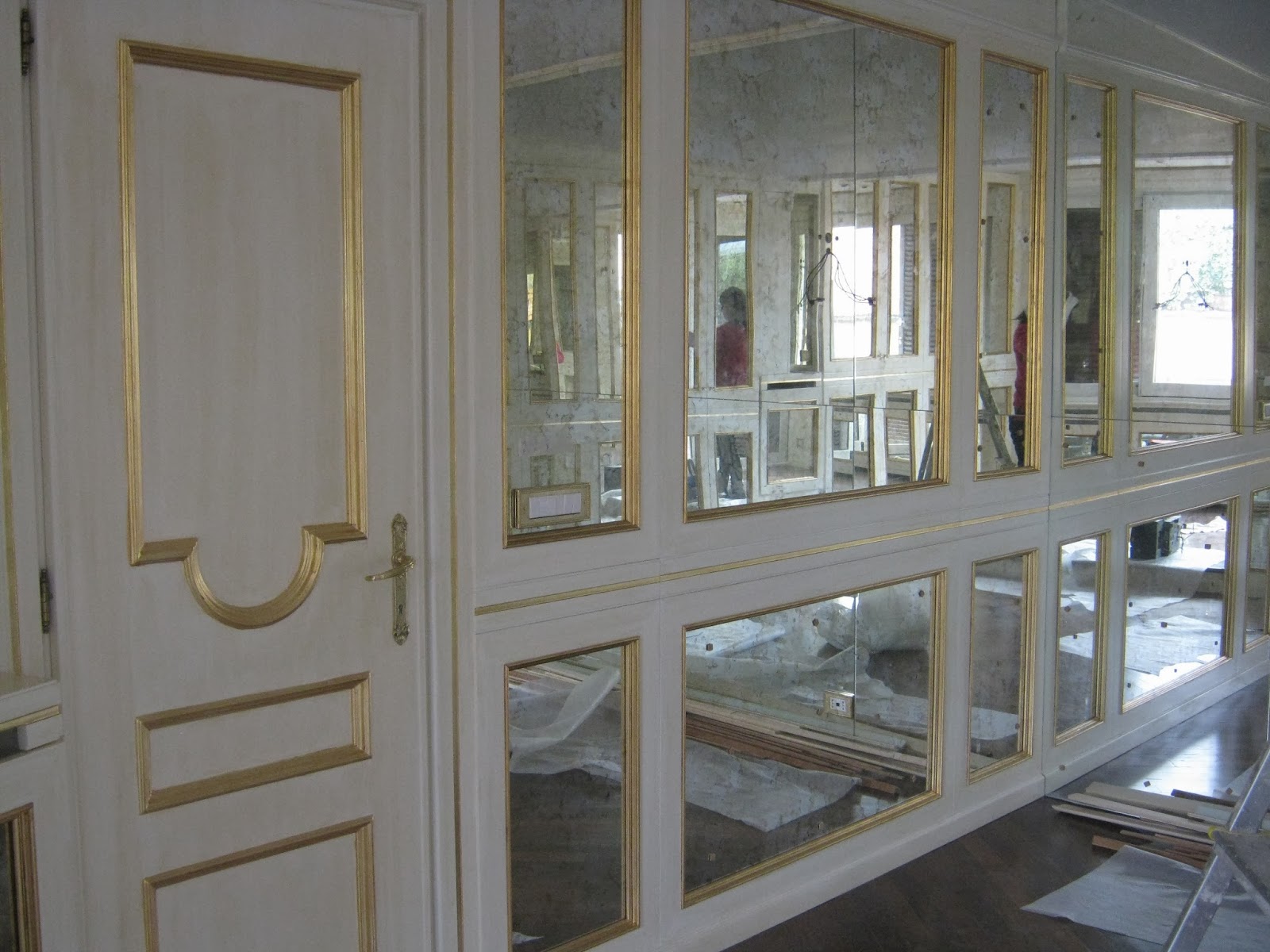 Roma-casa privata. cornici in foglia d'oro e superfici lignee dipinte a velatura