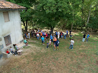 El grup de caminants sota un castanyer a la casa La Fàbrica de Targarona El grup de caminants sota un castanyer a la casa La Fàbrica de Targarona