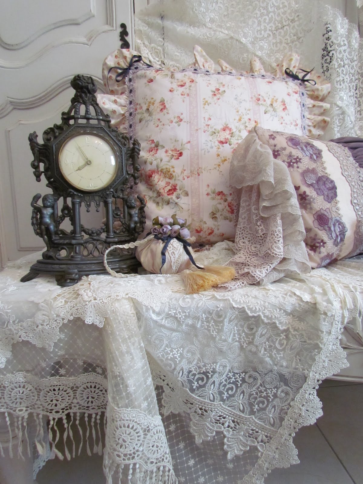 http://4.bp.blogspot.com/-mgbdRi5Us-o/TgiXwWYHX4I/AAAAAAAABx8/_8ALlZco4iE/s1600/purple+cushions+005.JPG