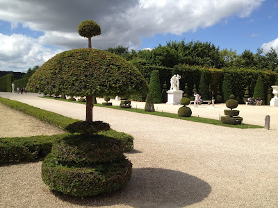 Los Jardines de Versailles son el modelo por excelencia del jardín regular "de estilo francés". Acondicionados por André Le Notre desde el año 1661, luego modificados y completados por Jules Hardouin-Mansart. Los Jardines de Versailles son el modelo por excelencia del jardín regular "de estilo francés". Acondicionados por André Le Notre desde el año 1661, luego modificados y completados por Jules Hardouin-Mansart.