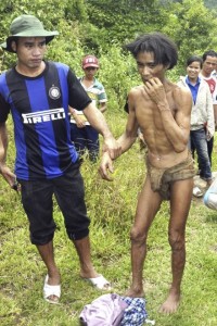 padre e hijo viven en la selva