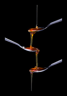 CREATIVE COLLECTION OF CASCADING HONEY FROM TEA SPOON