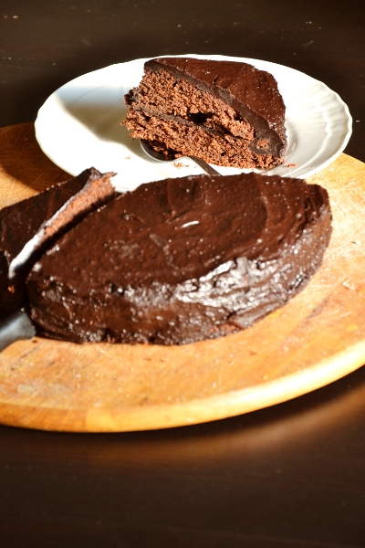 torta al cacao con copertura di cicoccolato fondente e latte condensato
