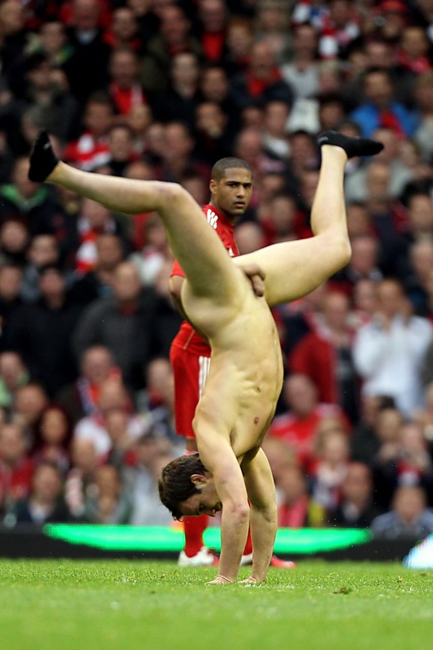 Posted by HH at 16.5.11. Labels: Pictures streaker2 man this stupid girl. Having a kid while remaining married to a guy she ...