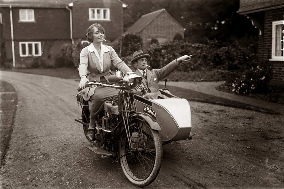 Miss and bikes - Page 36 Vintage+Photographs+of+Women+and+Motorcycles+(1)