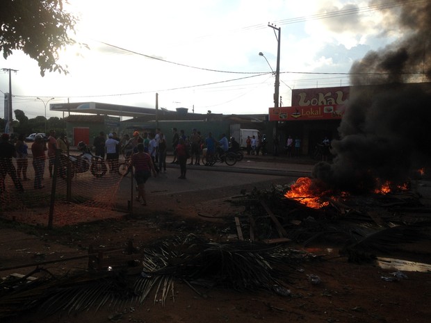 Manifestantes fecham rua e ateiam fogo em entulho durante protesto Manifestação ocorreu na avenida Vieira Caúla, em Porto Velho. Grupo protestou devido à falta de iluminação da região.