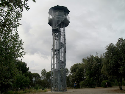 El cim del Puig de la Guàrdia amb la torre de guaita El cim del Puig de la Guàrdia amb la torre de guaita