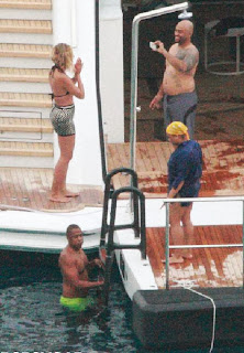 Beyonce Knowles wears a Red Bikini to celebrates her 32th birthday at Italy