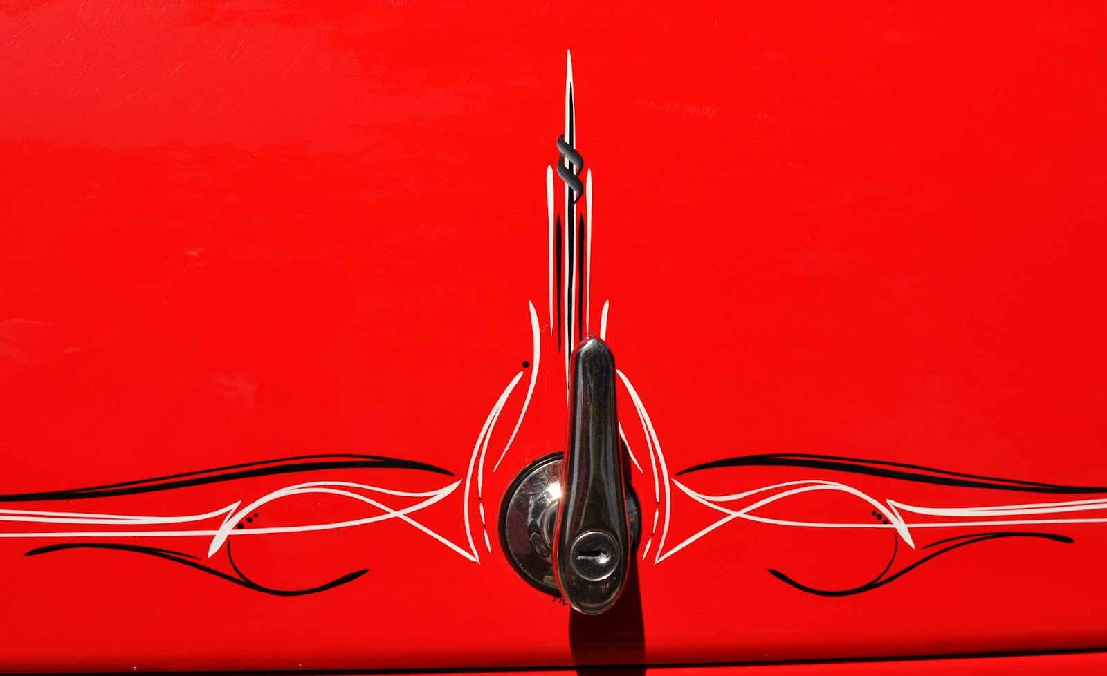 Classic Cars Authority cool pinstriping from the LA Roadster Show