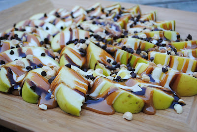 Apple Nachos: a delicious snack to feed a crowd. Top apples with chocolate, caramel, marshmallow and nuts #apple @shugarysweets Apple Nachos: a delicious snack to feed a crowd. Top apples with chocolate, caramel, marshmallow and nuts #apple @shugarysweets