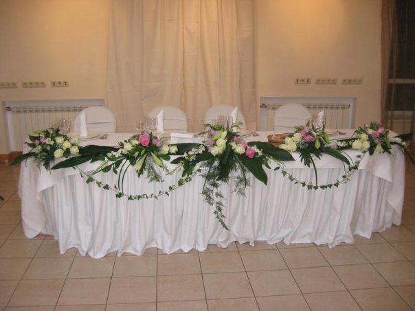  wedding you can use the rose flowers decoration for the tables