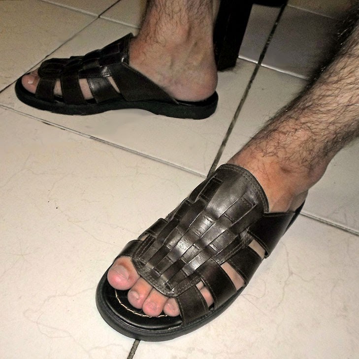 Chinelão de couro masculino Piatã Homem usando Chinelão de couro masculino Piatã