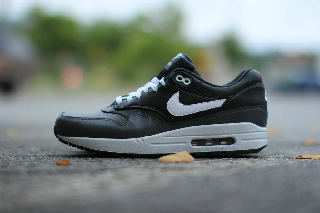air max 1 grey white black