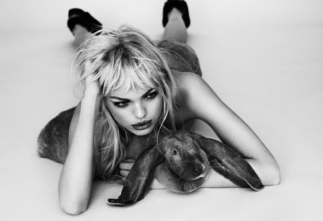 Дафни Гроеневелд (Daphne Groeneveld) в черно-белой фотосессии для журнала Twin Magazine.